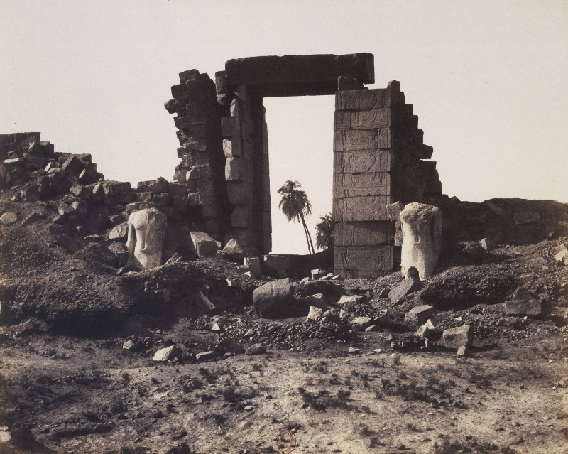 La photographie en cent chefs-d'oeuvre : Félix Teynard (1817-1892) Karnak.Thèbes 1852 pour la prise de vue, 1853 pour le tirage,1858 pour la publication Tirage sur papier salé d’après négatif sur papier ciré sec 24 x 30 cm BnF, Estampes et photographie
